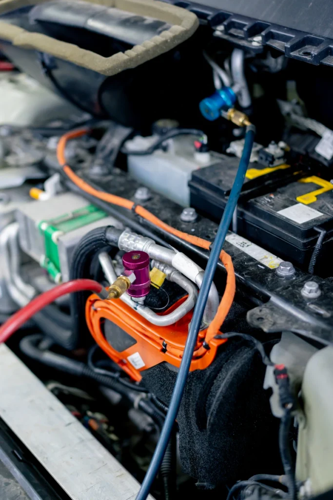 Servicio Eléctrico Automotriz en Medellín Instalación o cambio de batería y conexiones auxiliares eléctricas en coche, interior de taller automotriz en Medellín