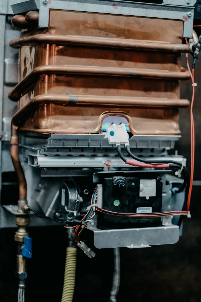 Reparación de Calentadores Eléctricos en Medellín Sistema interno de calentador eléctrico abierto; componentes, cables y tuberías de cobre en proceso de revisión