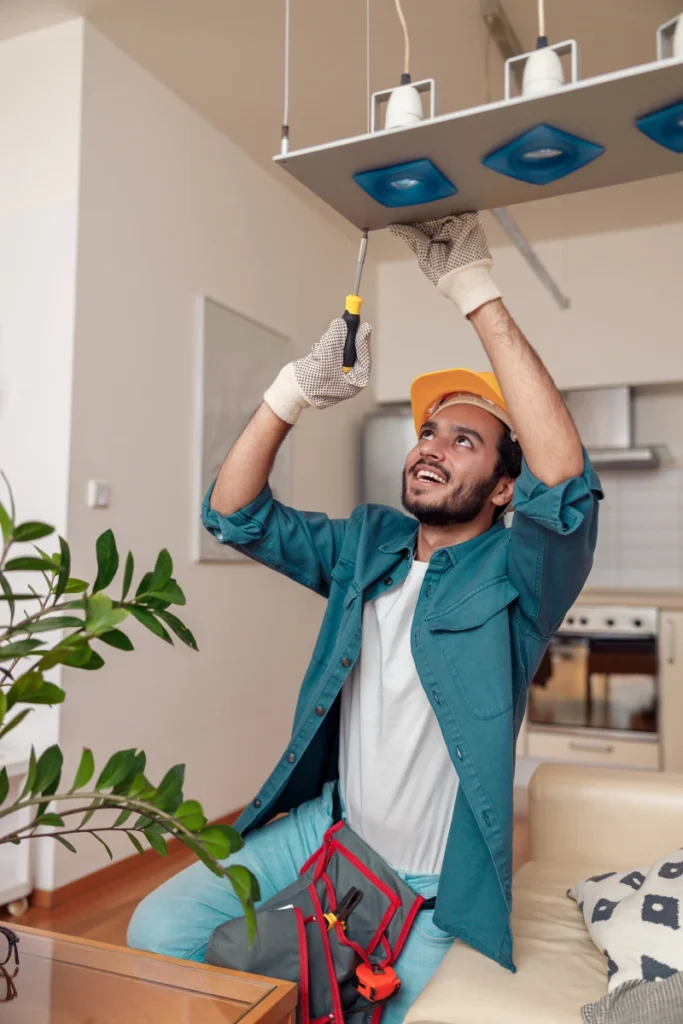 Instalación de Luces LED en Medellín Colocación de luces LED decorativas bajo gabinetes de cocina; iluminación uniforme para espacio funcional en Medellín
