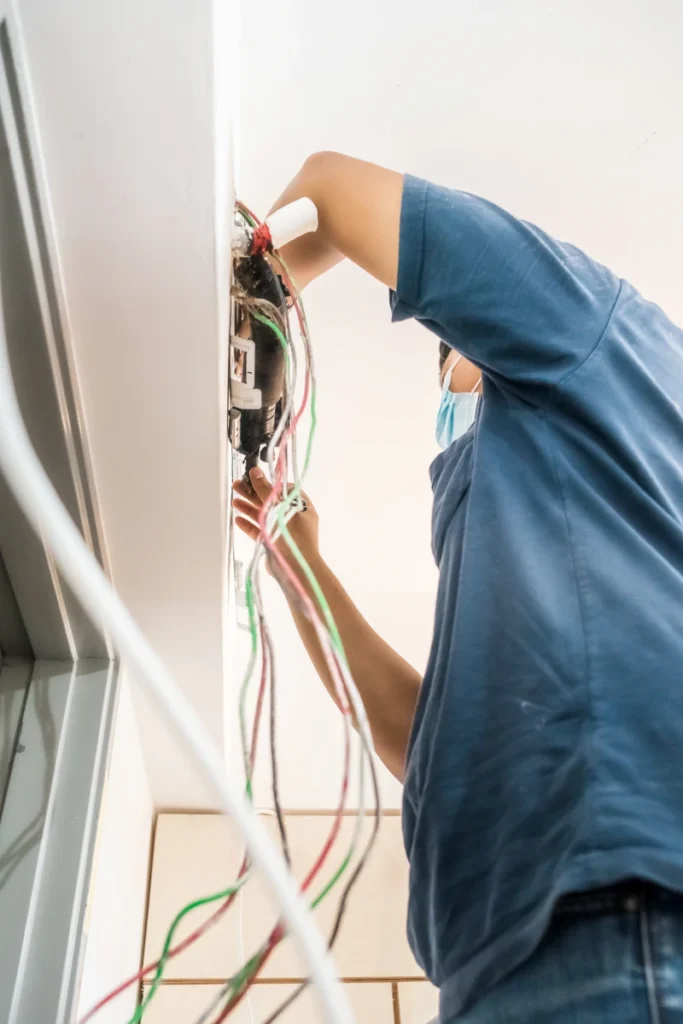 Revisión interna del sistema de apertura automática; panel de control y cableado en interior de garaje en Medellín