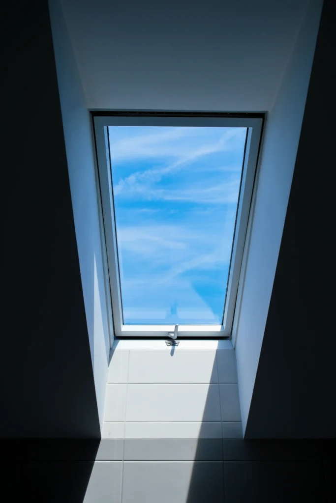 Instalación de Ventanas Eléctricas en Medellín Ventana eléctrica en techo tipo tragaluz; apertura automatizada con vista exterior y marco moderno