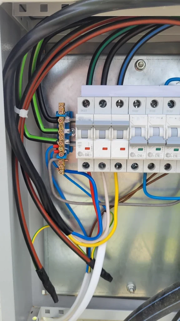 Reparación de Cortocircuitos en Medellín Caja de fusibles y conexiones revisadas; reparación y ajuste de circuito eléctrico doméstico con cableado de colores