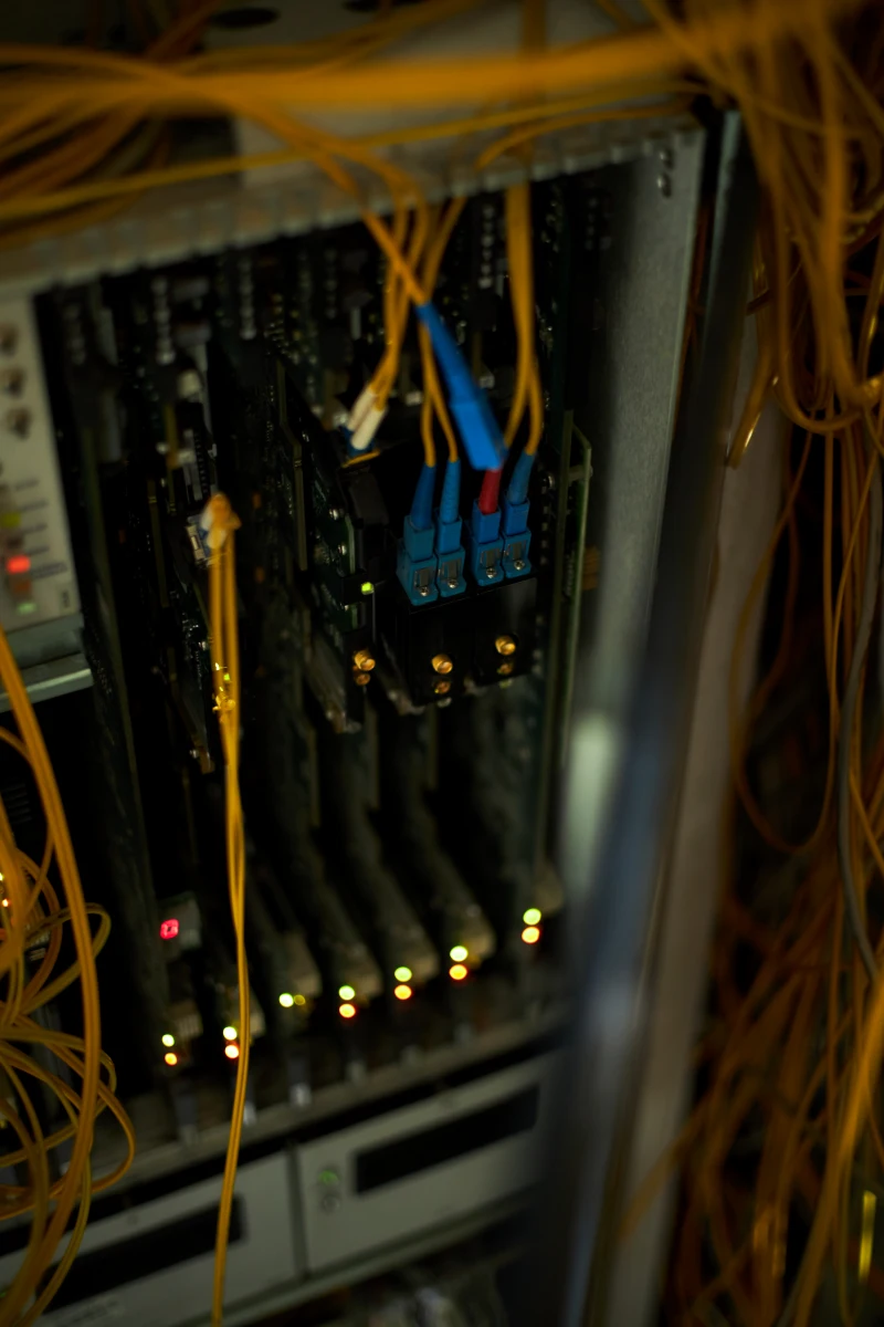 Reparación de Cortocircuitos en Medellín Servidor y sistema de datos con cableado complejo; mantenimiento y reparación de circuitos eléctricos en equipo de telecomunicaciones